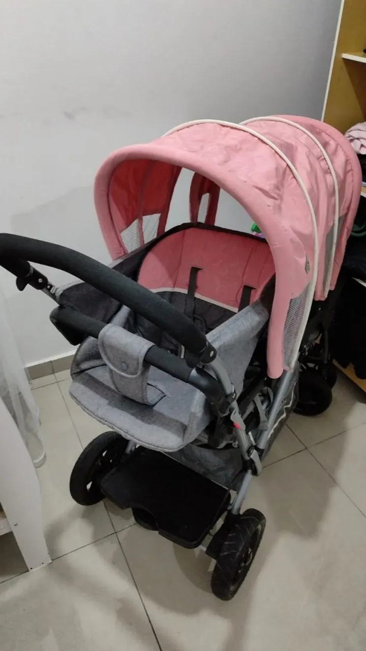 Carrinho de bebê rosa