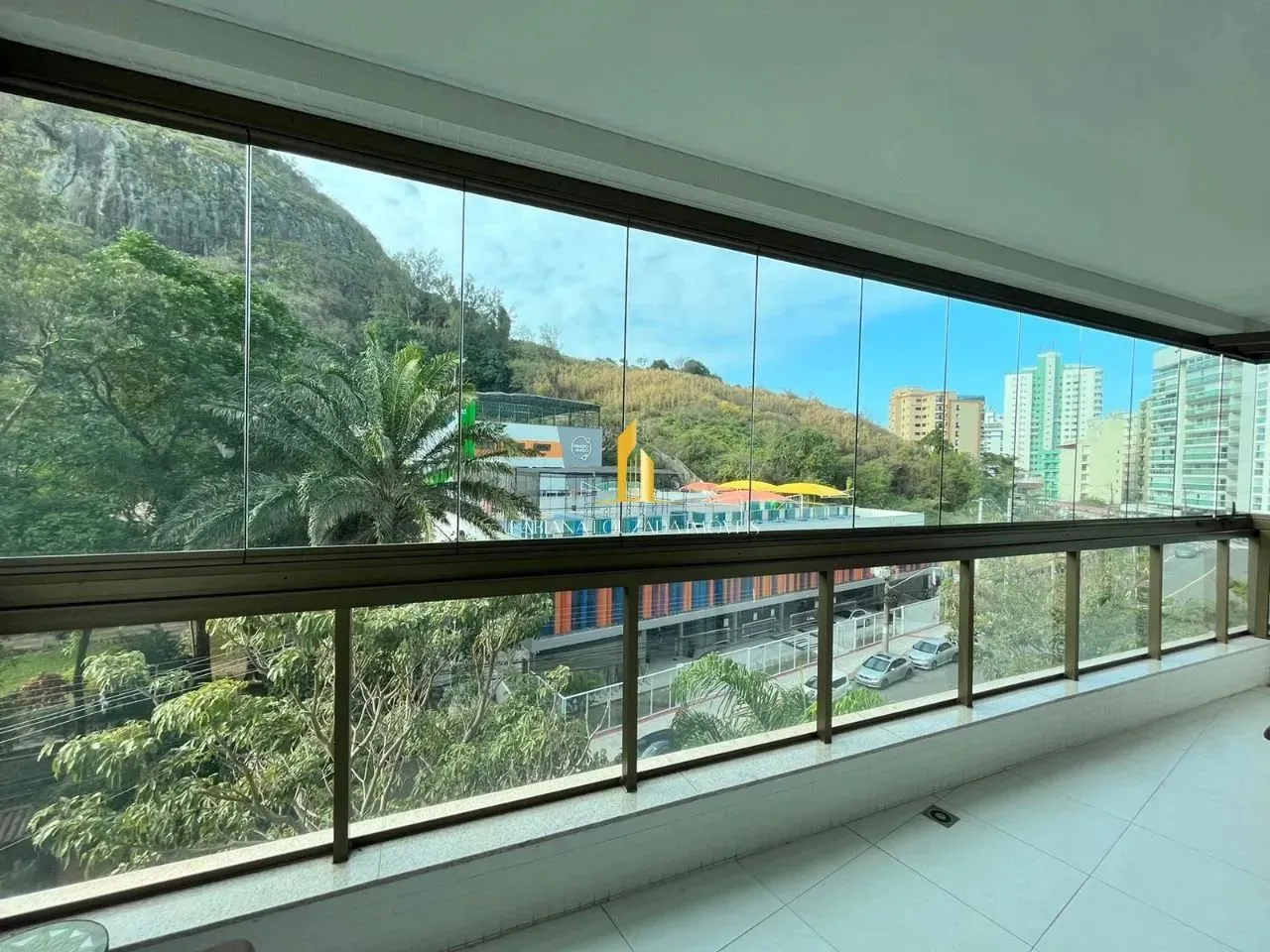 Apartamento 03 quartos frente ao Morro do Moreno no Parque das Castanheiras.