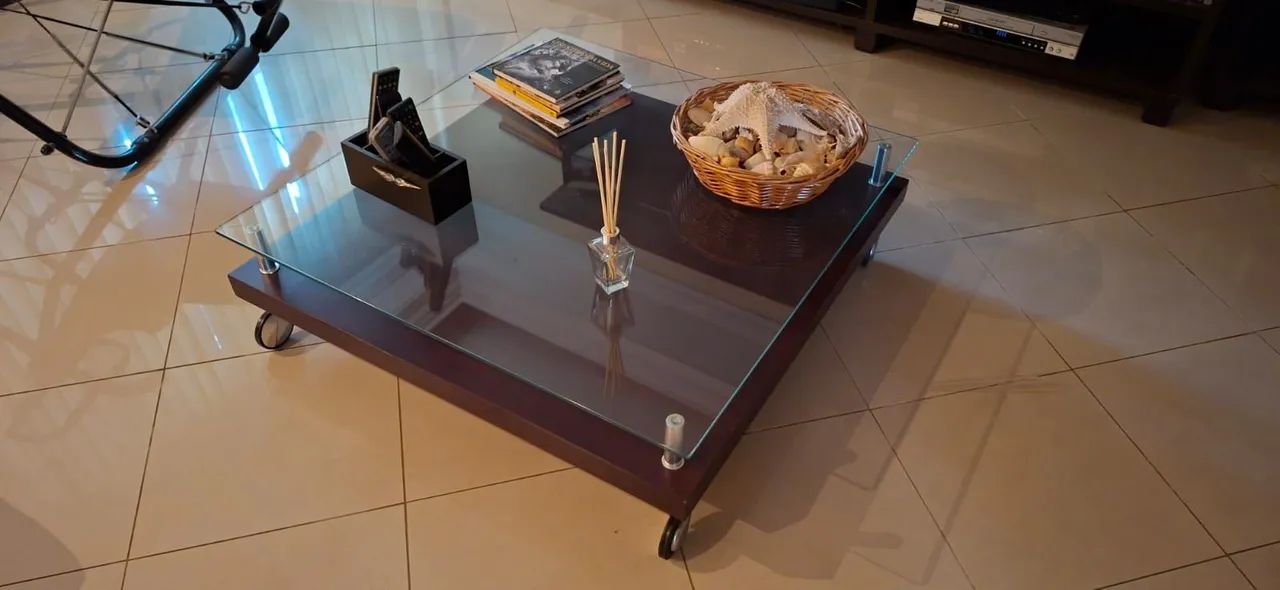 Mesa de centro sofisticada em madeira, vidro e com rodinhas