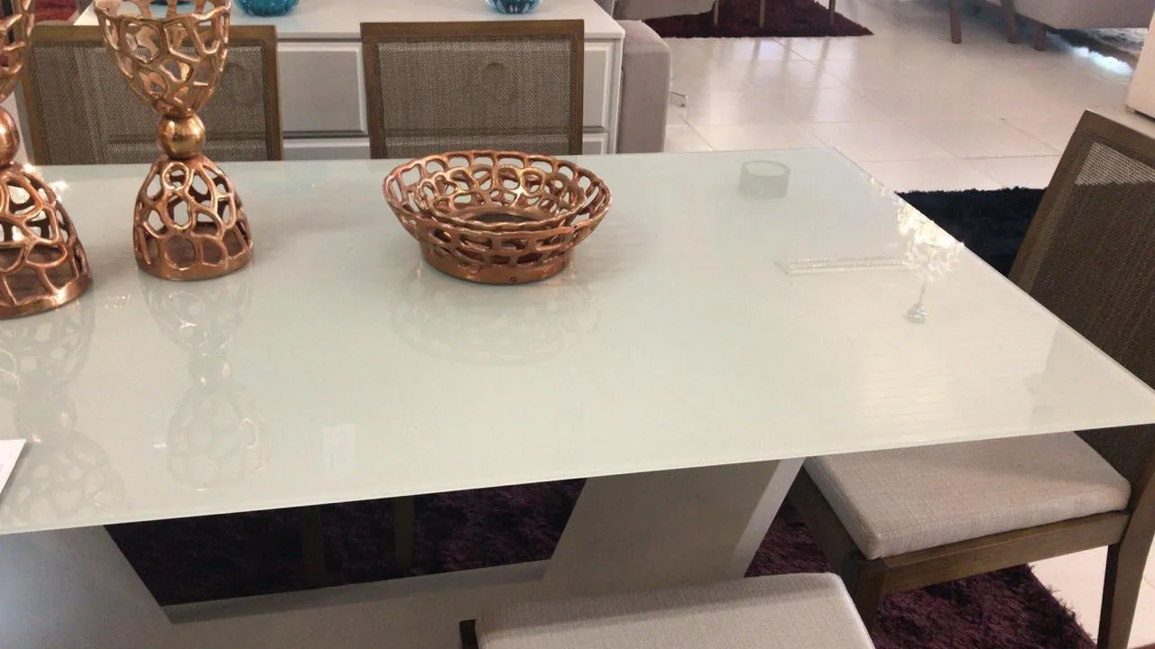 Mesa de Jantar Elegante com Tampo de Vidro