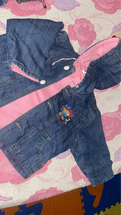 Jaqueta e macaquinhos jeans usados poucas vezes