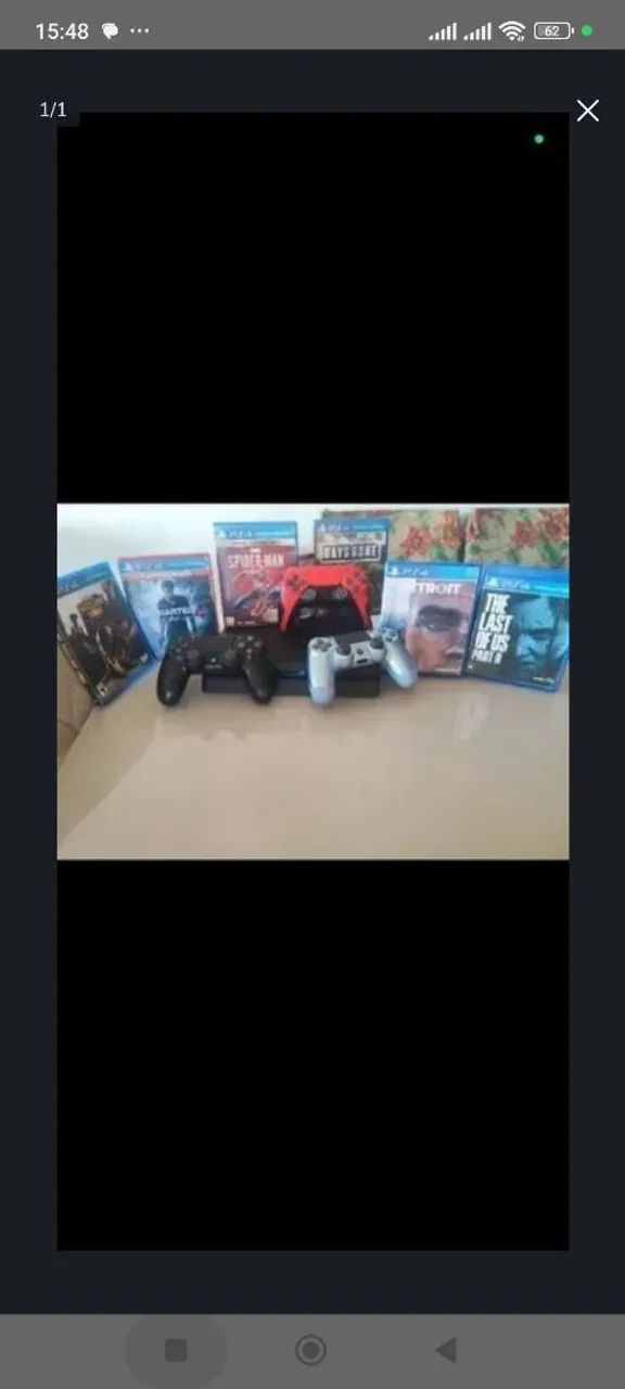PS4 com jogos e controles