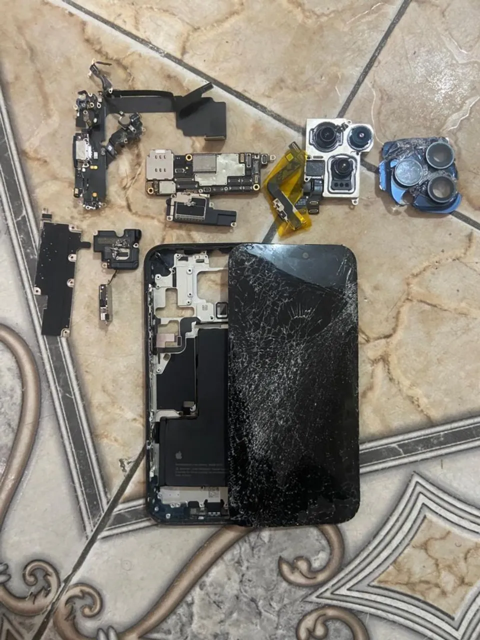 iPhone 15 pro max Quebrado!