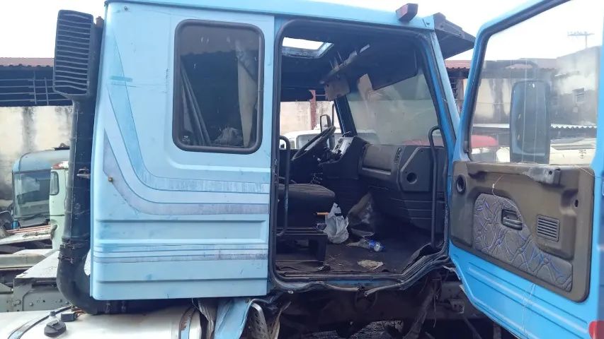 Vendo essa cabine de Scania 112, com algumas avarias e completa por dentro - Foto 11