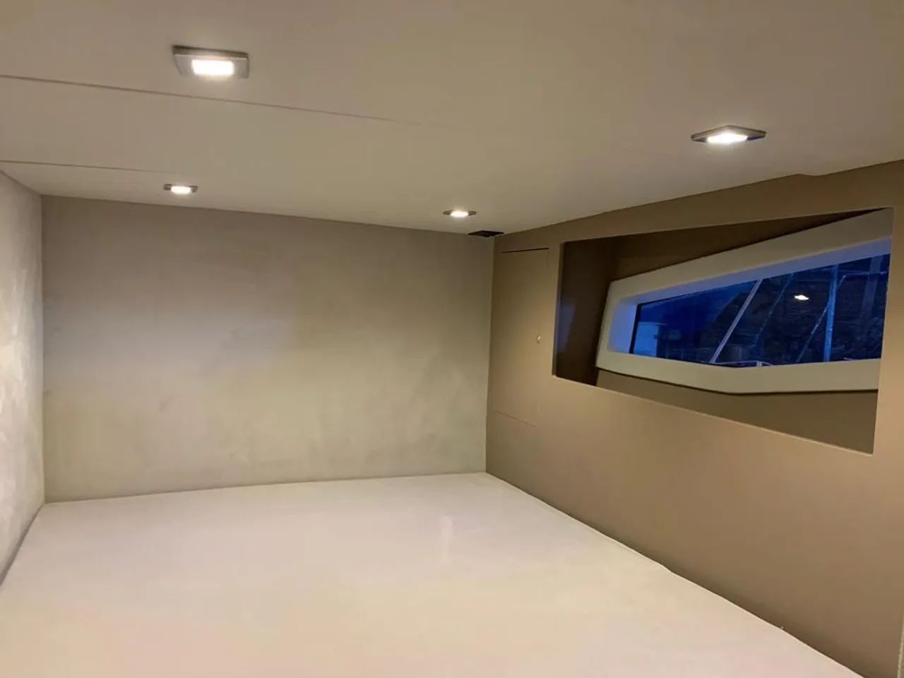 Lancha royal mariner 40 pés ano 2022 praticamente zero 179h de uso  - Foto 3