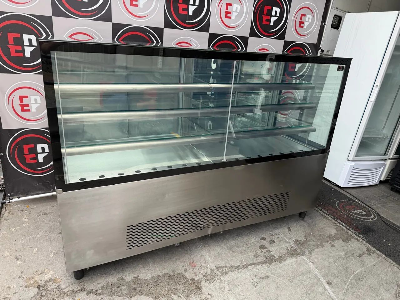VENDO UMA VITRINE EXPOSITORA REFRIGERADA ESTADO DE NOVA