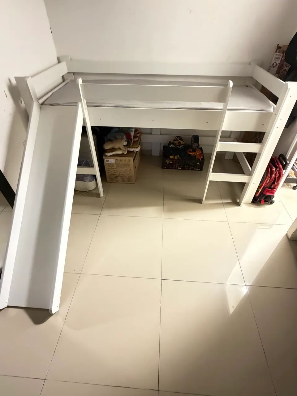 Cama infantil com escorregador