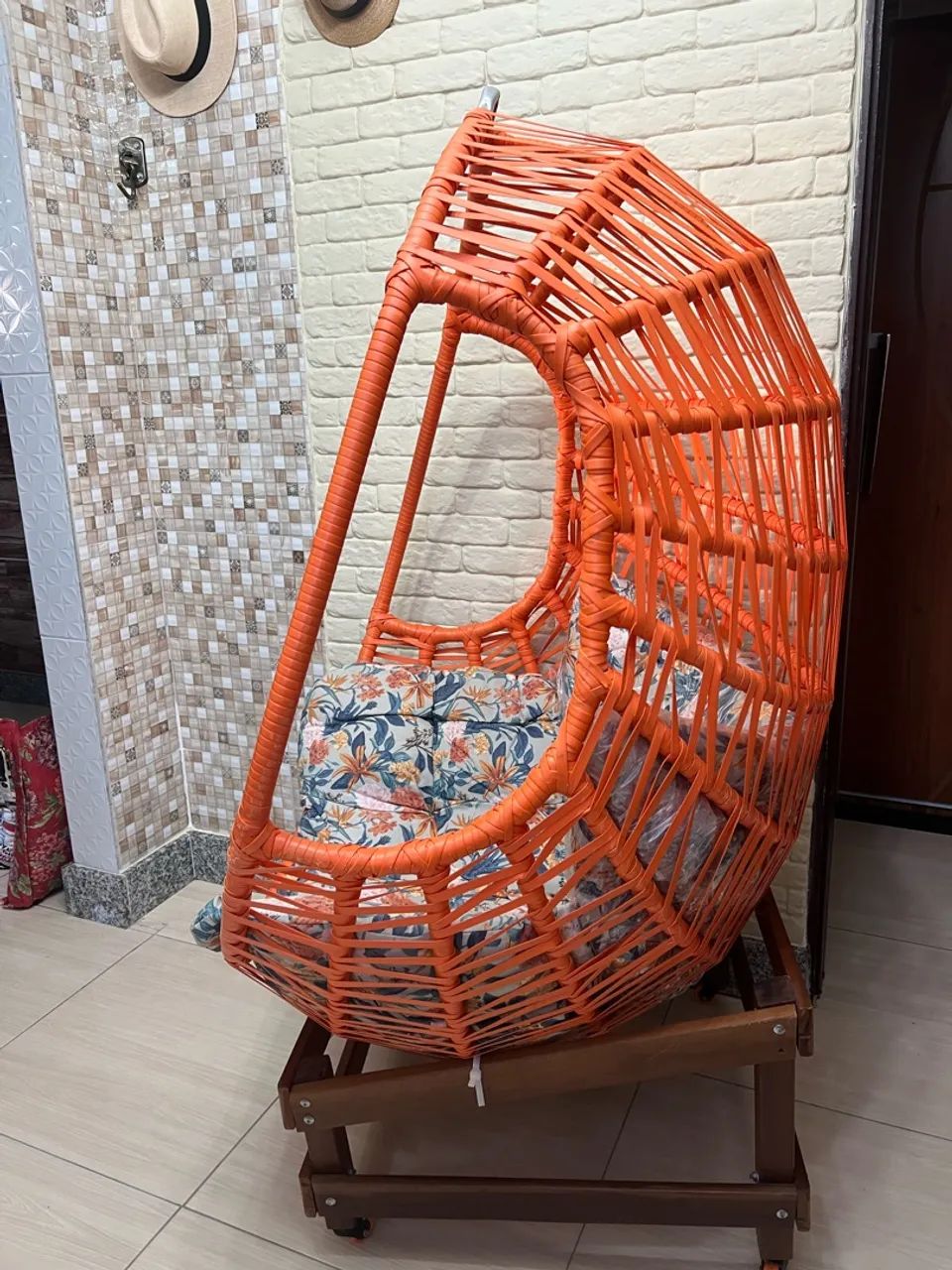 Vendo cadeira d balanço suspensa bem conservada  R$ 1650,00 reais  - Foto 2