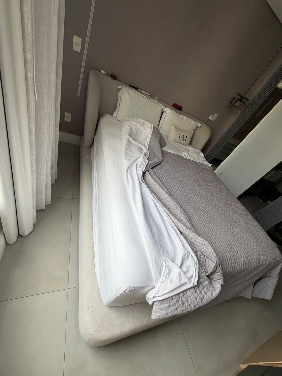 Cama Queen Estofada com Cabeceira e Entrada USB - Sem Colchão - Foto 2