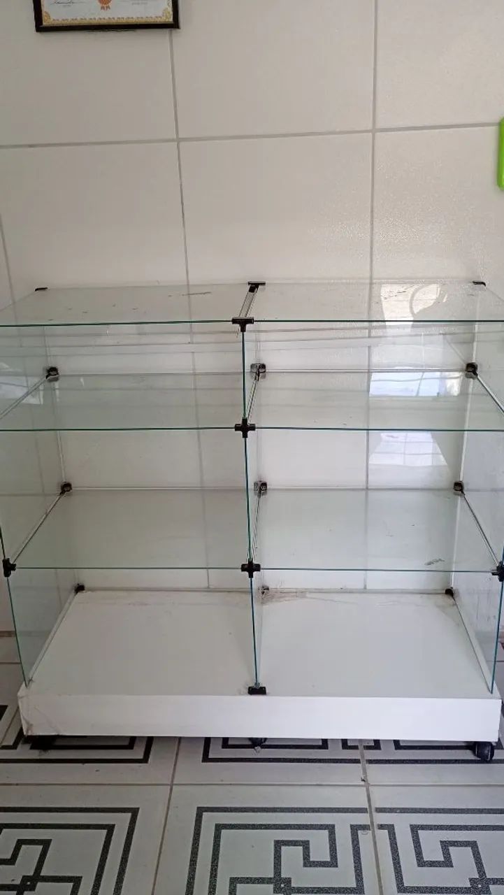 Balcão de vidro (base de madeira)102x41