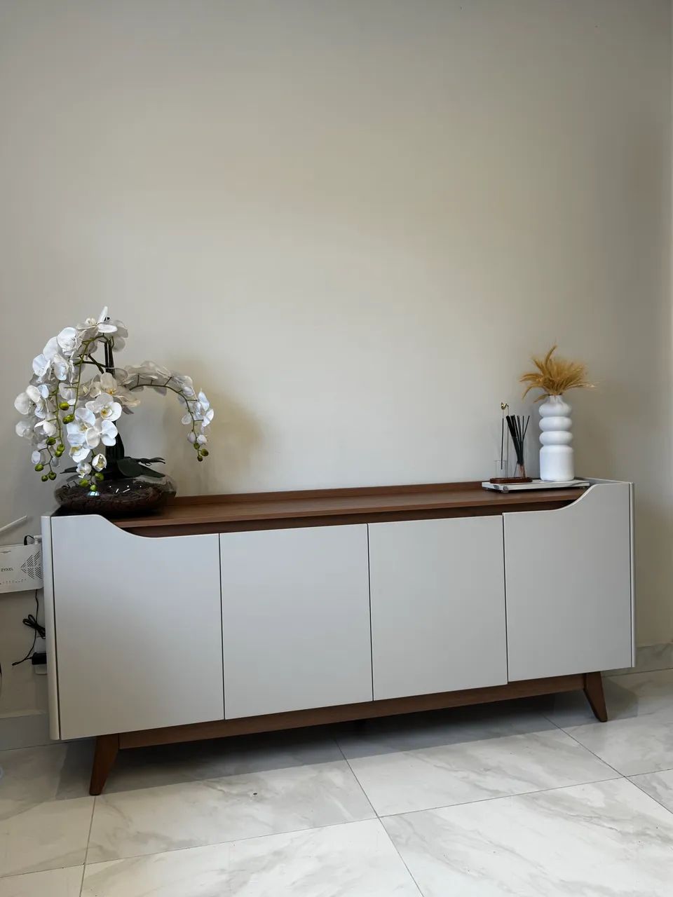 Buffet 180cm com pés em madeira maciça.