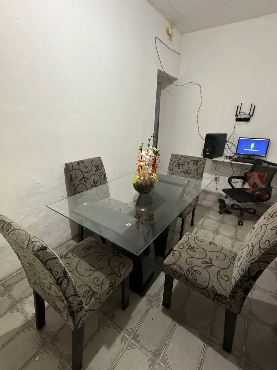 Mesa de vidro com 4 cadeiras 