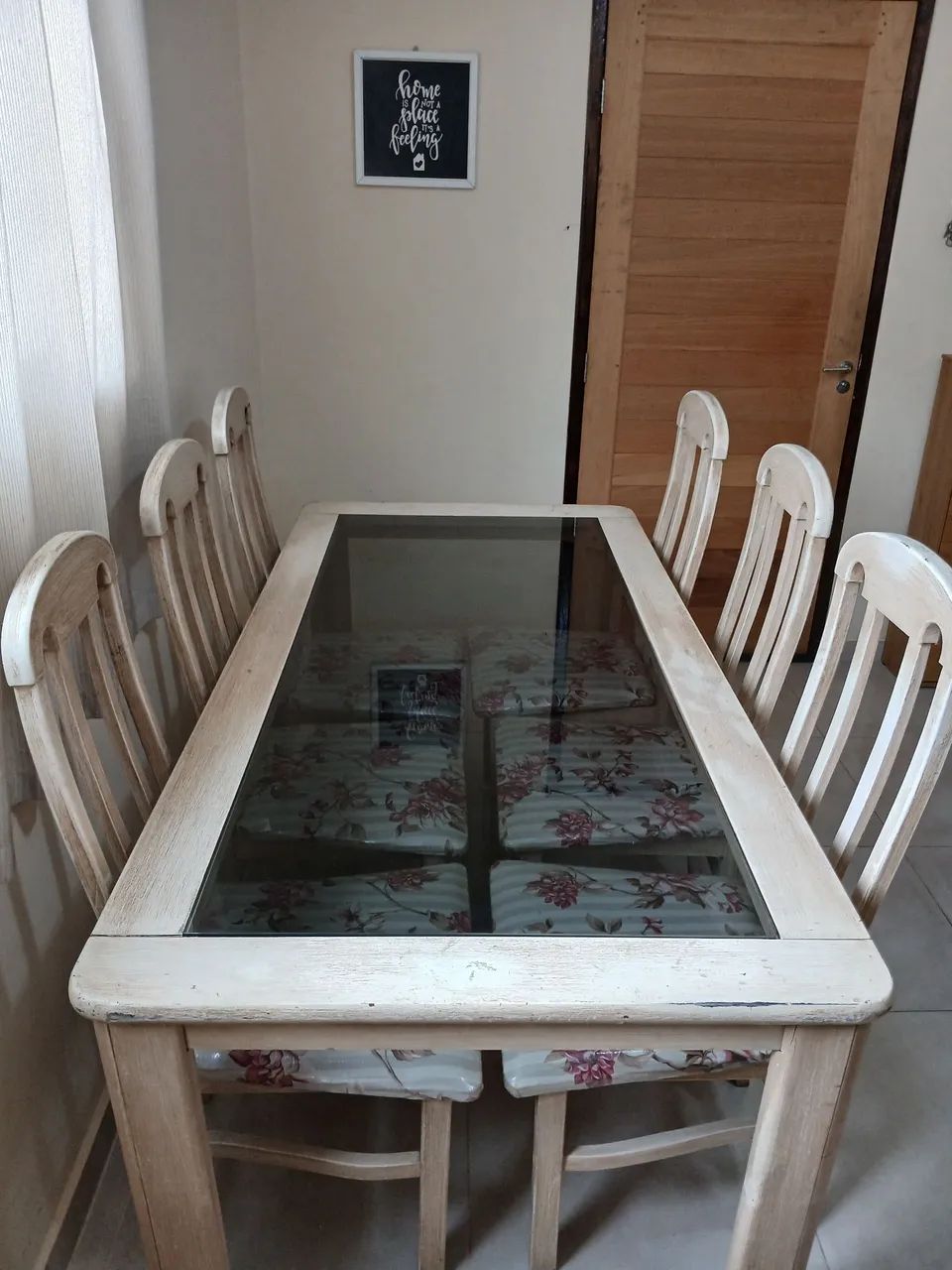 Mesa de madeira com 6 cadeiras e tampo de vidro