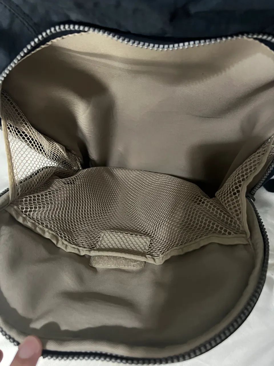 Mochila Kipling de rodinha azul marinho original  - Foto 3