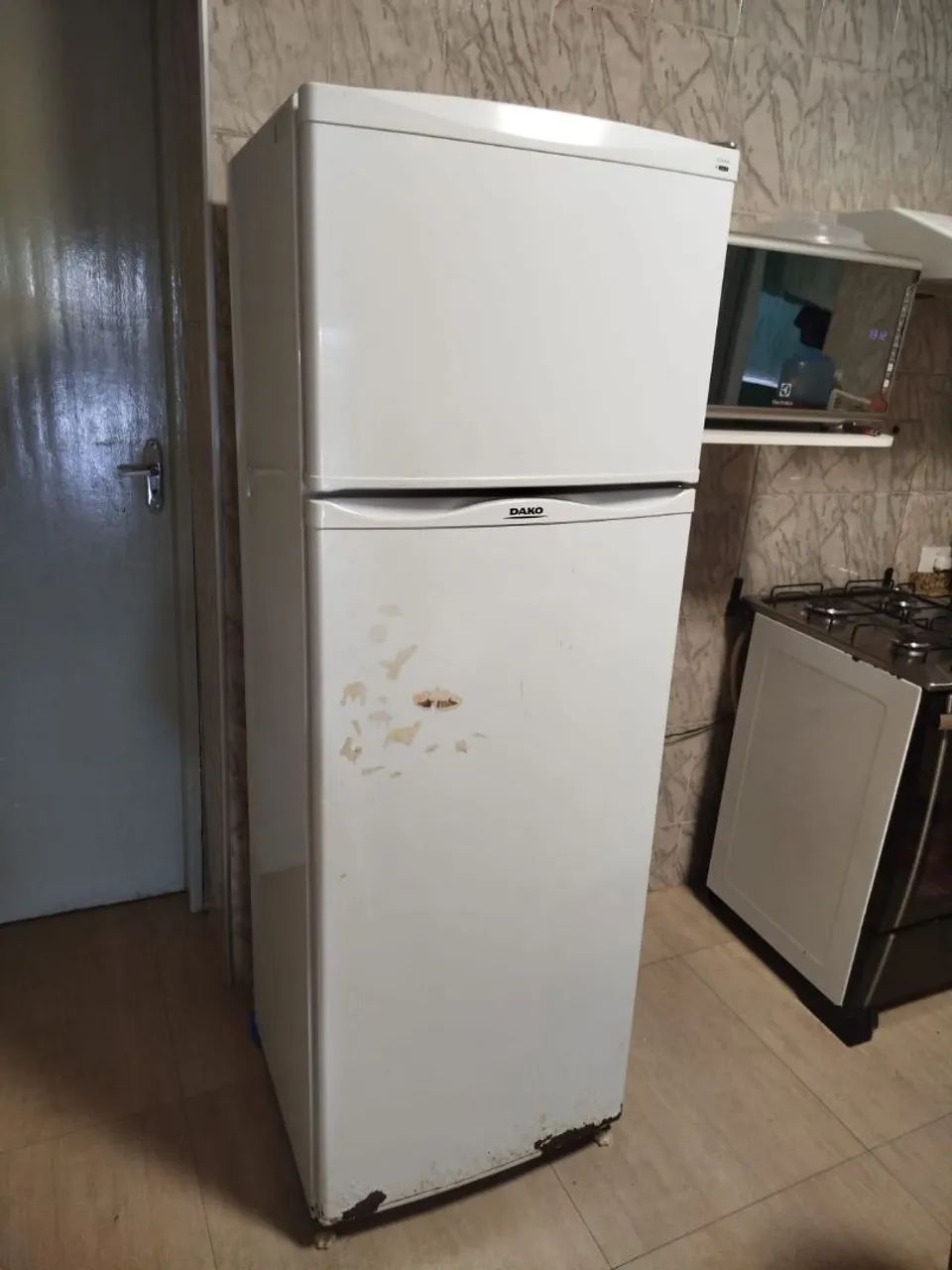 VENDE SE GELADEIRA DAKO USADA 