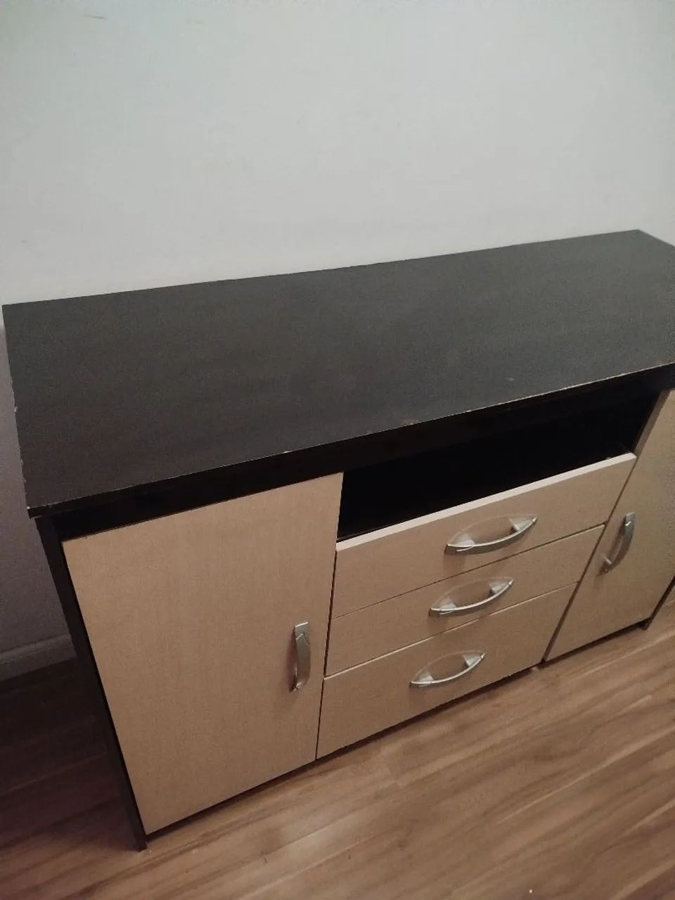 Cômoda de madeira com 3 gavetas e 2 portas  - Foto 5