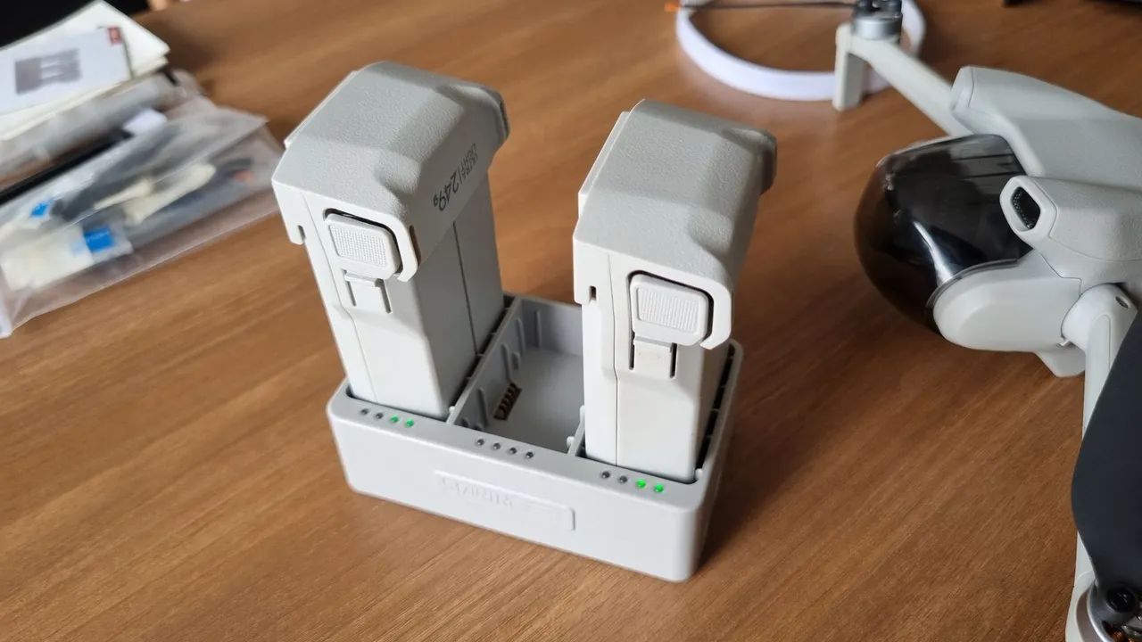 DJI MINI 3 + RC com tela + case + 2 baterias  - Foto 4