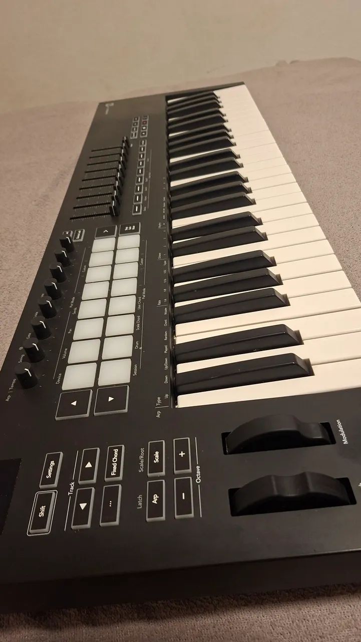 Controlador Novation Launchkey MK3 49 - Foto 5