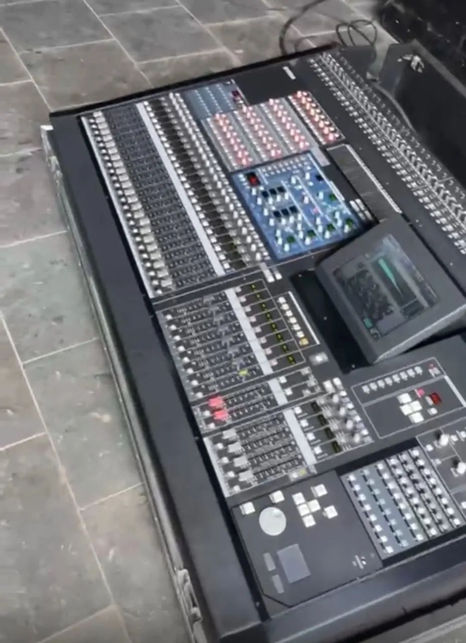 Yamaha PM5D Standard com case e 2 fontes  - Foto 2