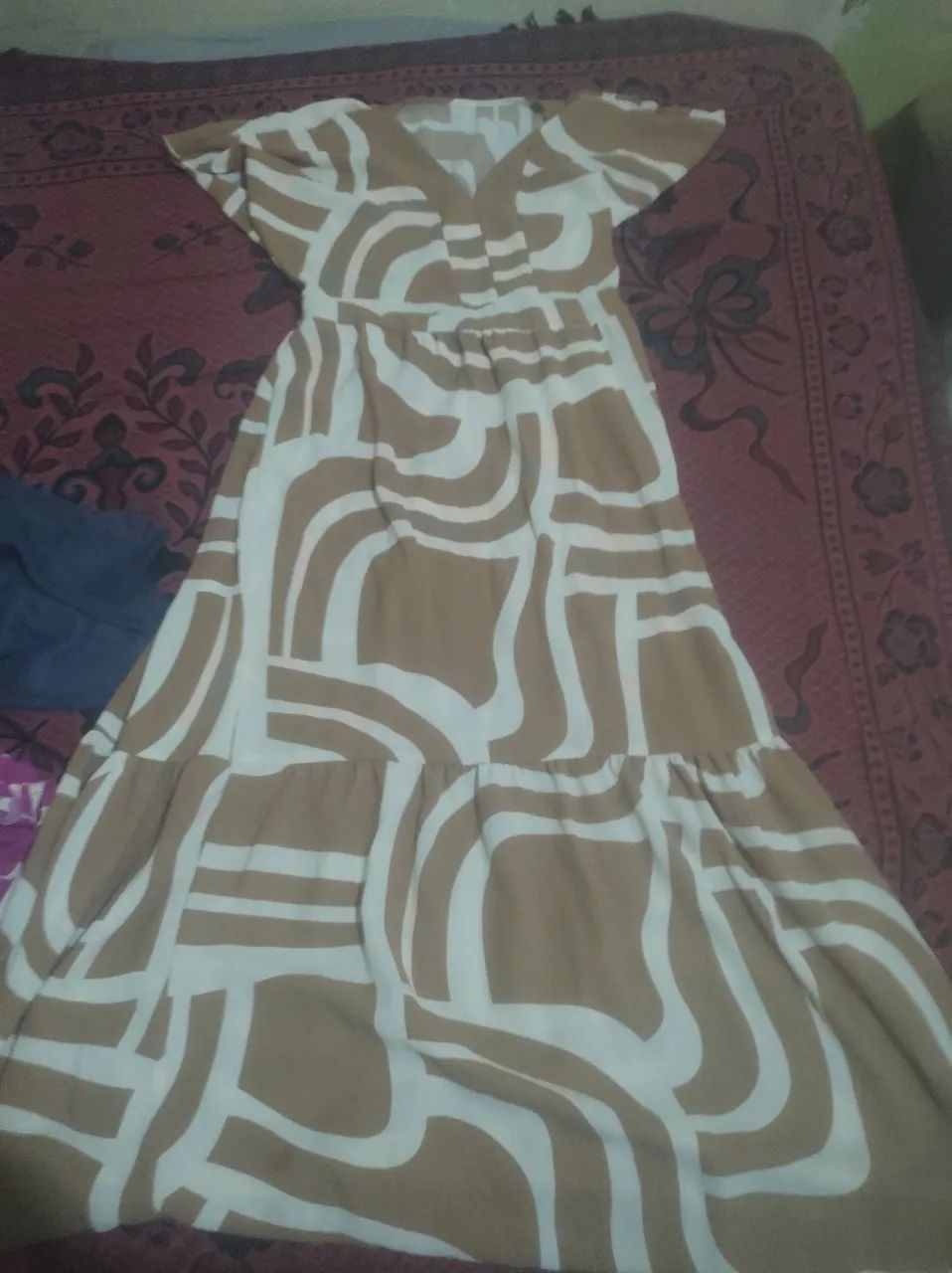 Vestido marrom e branco, comprimento G e de largura M 