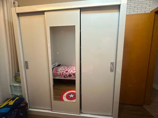 Guarda-roupa grande com 3 portas de correr e espelho - Foto 2