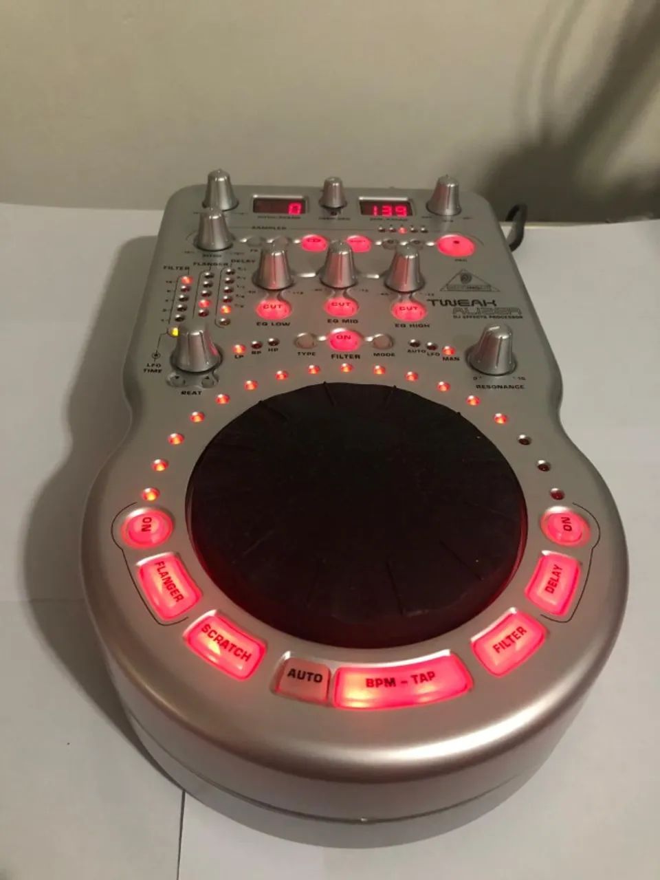 BEHRINGER DFX69 PRÉ AMPLIFICADOR PHONO E LINE IN COM SAMPLER E PROCESSADOR DE EFEITOS DJ - Foto 2