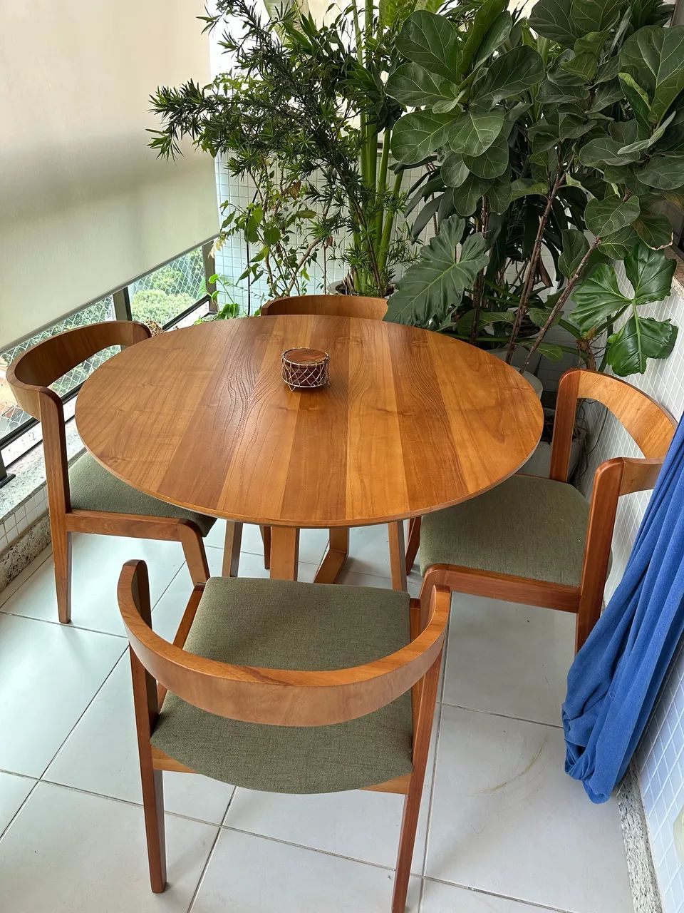 Mesa de Madeira Riodecor com 4 cadeiras verdes - Foto 3