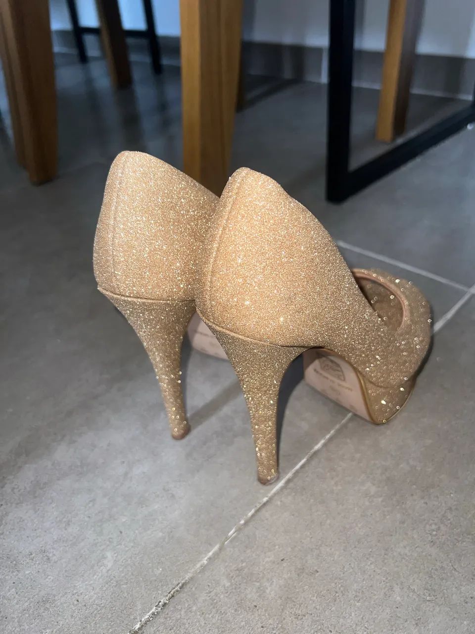 Salto Invoice dourado com glitter - Foto 3