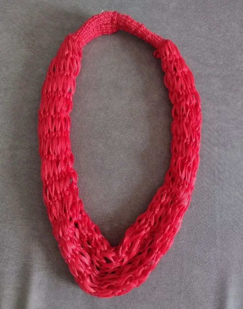 Colar de linha na cor vermelha 