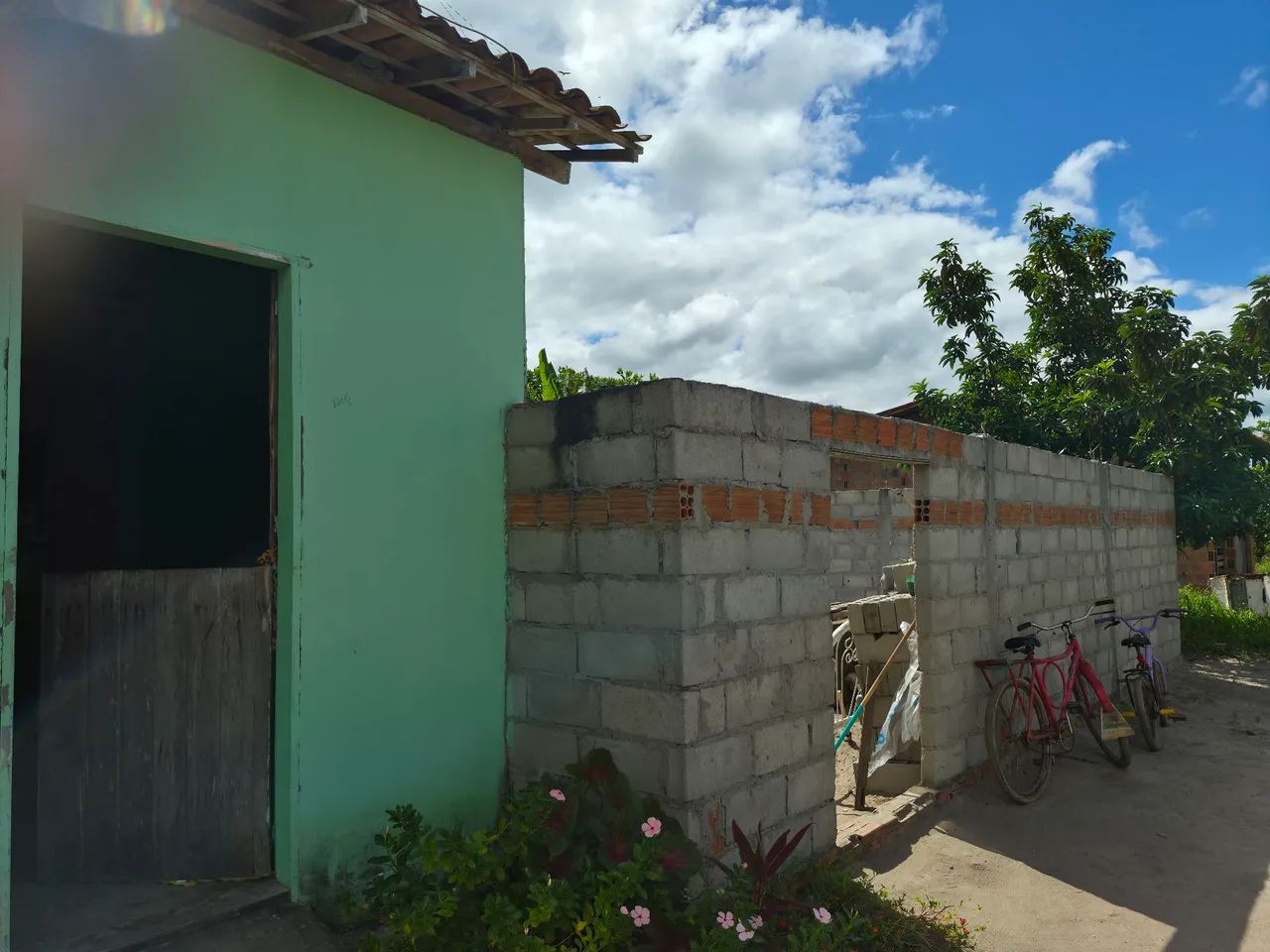 Casa com terreno/quintal murado ao lado  - Foto 2