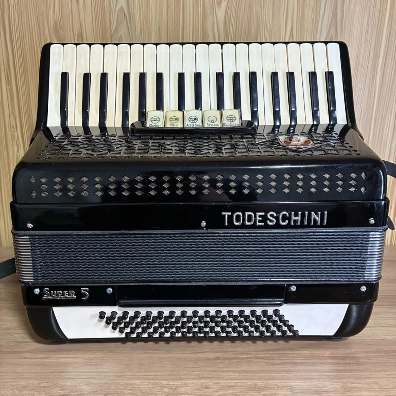Acordeon Todeschini super 5 preta com case 