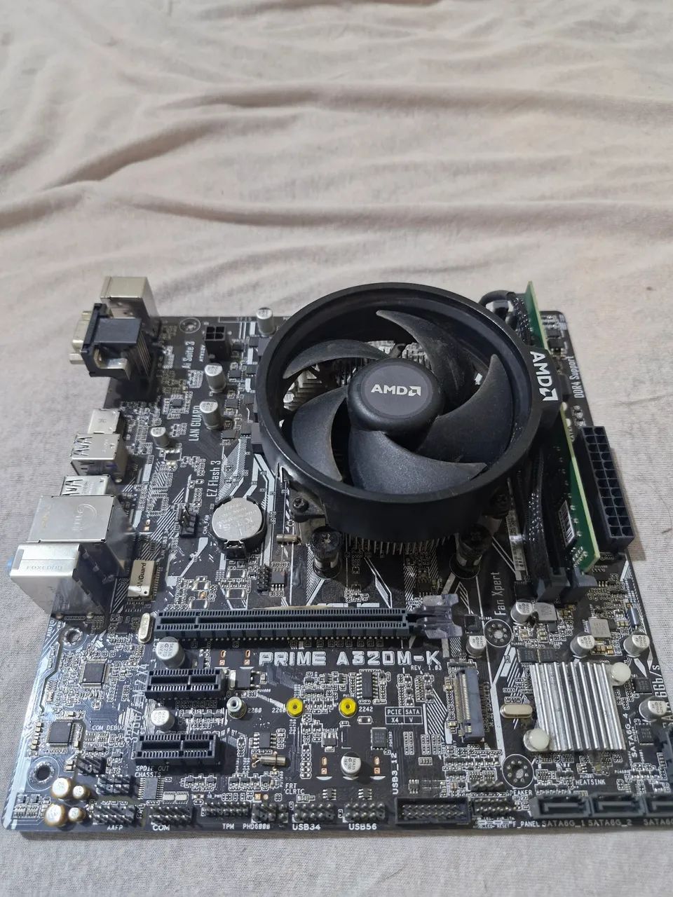 Placa mãe A320M-K + Ryzen 5 2400