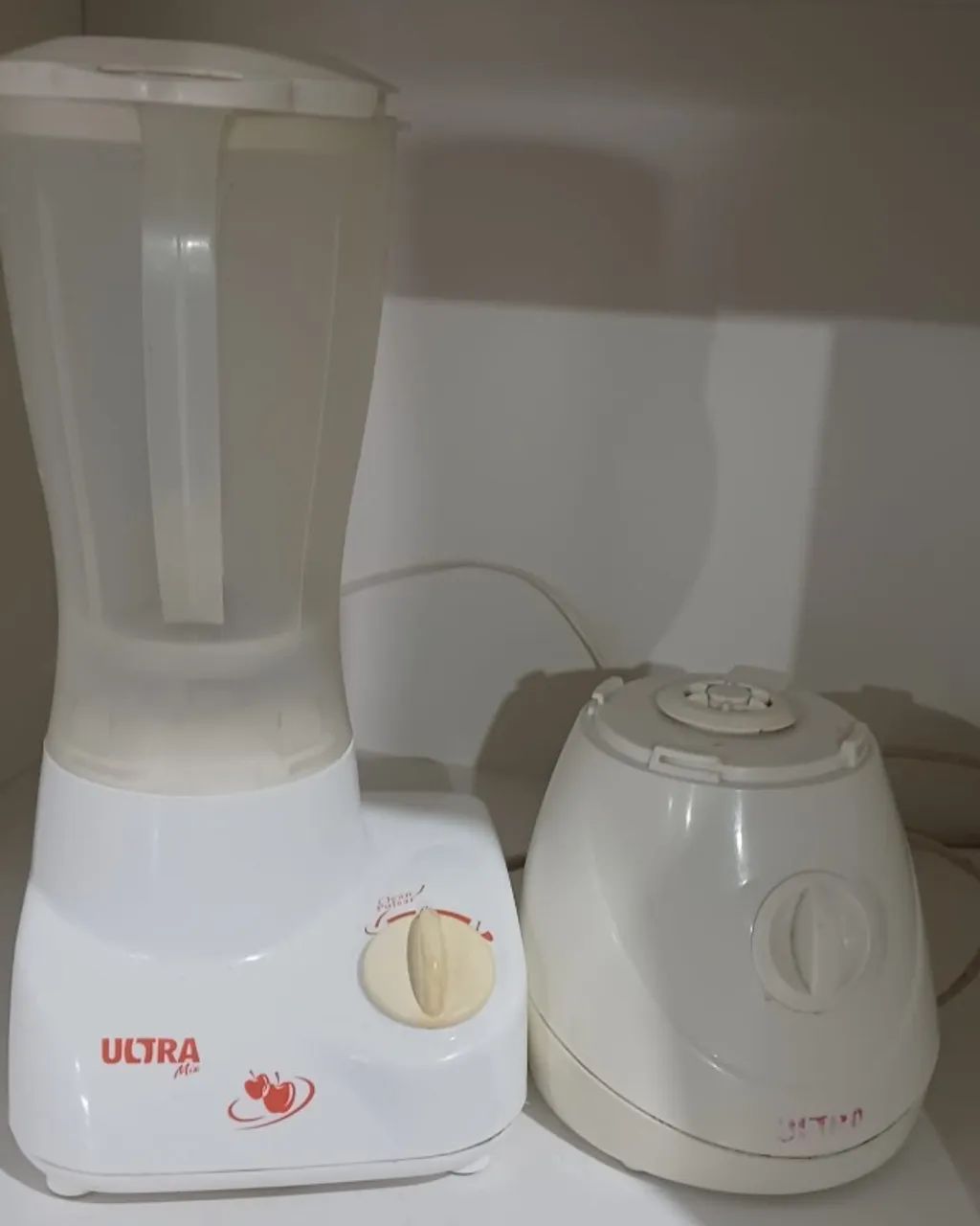 Dois liquidificadores com e sem copo, funcionando perfeitamente.