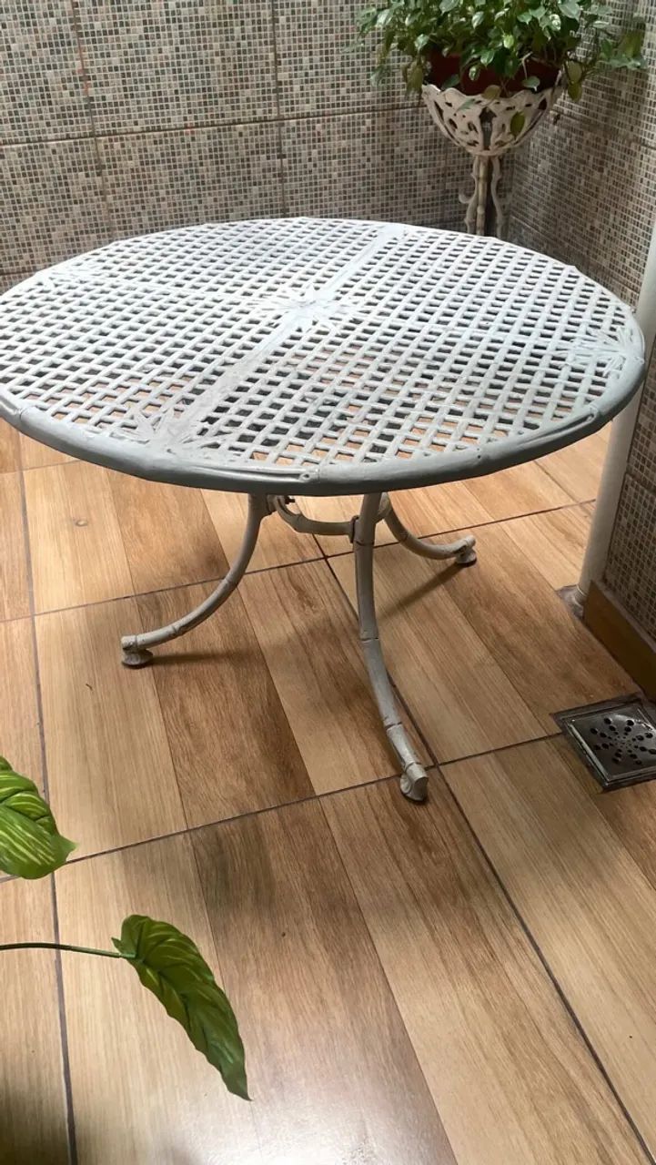 Mesa de jardim e espelho