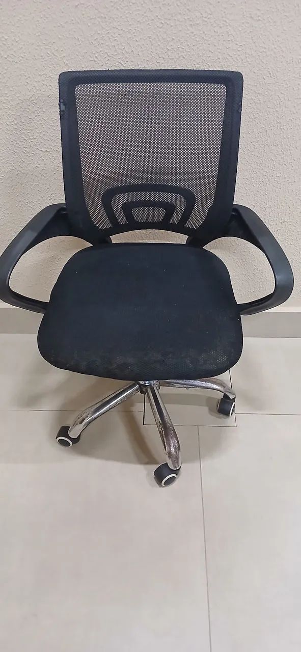 Cadeira simples usada  com detalhes de uso - Foto 5