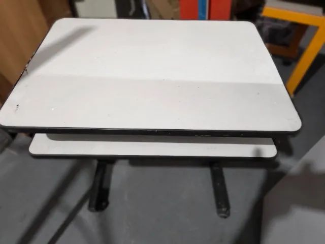 Lote 037 Mesa para Computador com Base Usada470986043152803841
