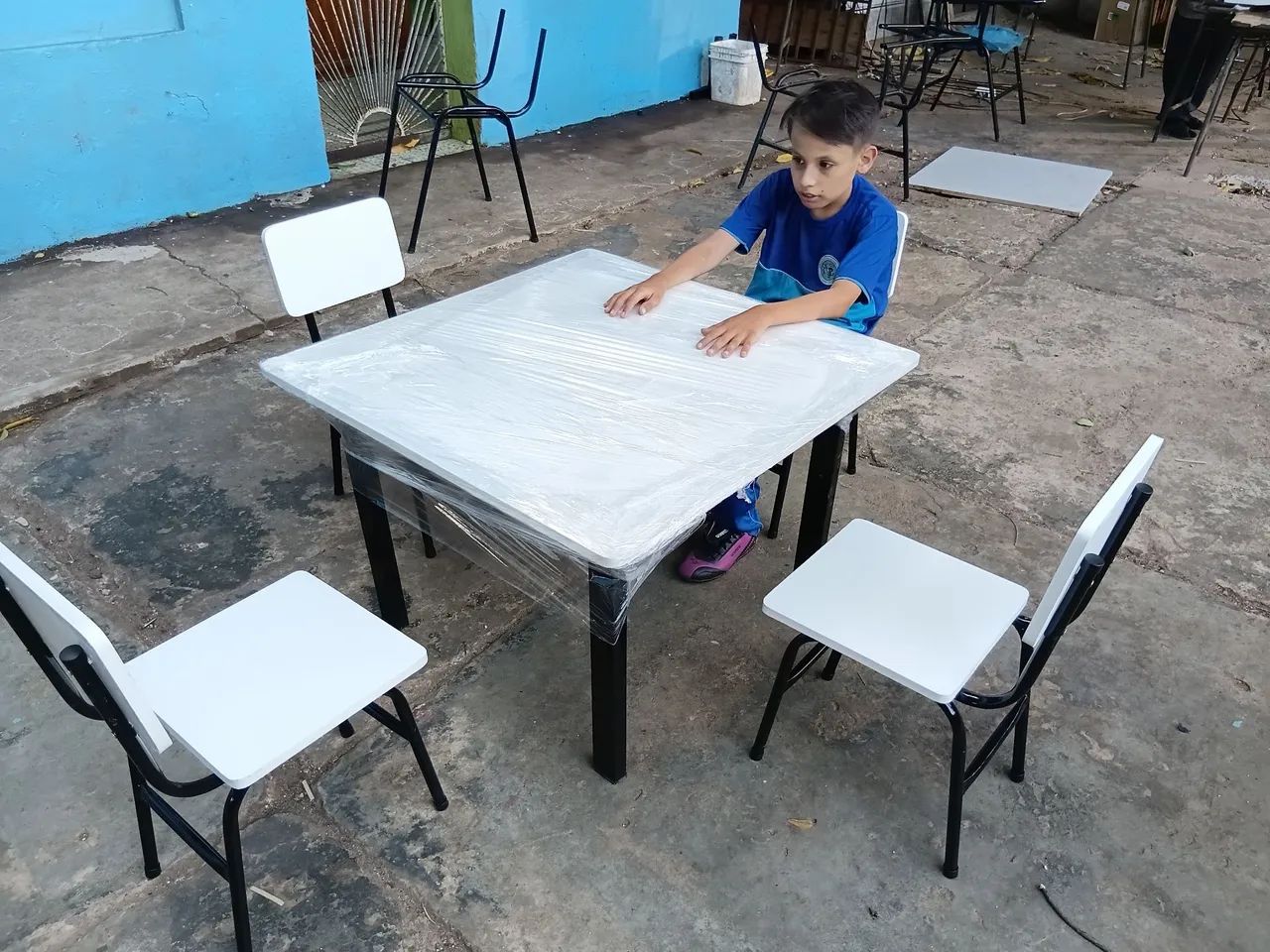 Conjunto infantil com uma mesa e quatro cadeiras  - Foto 2