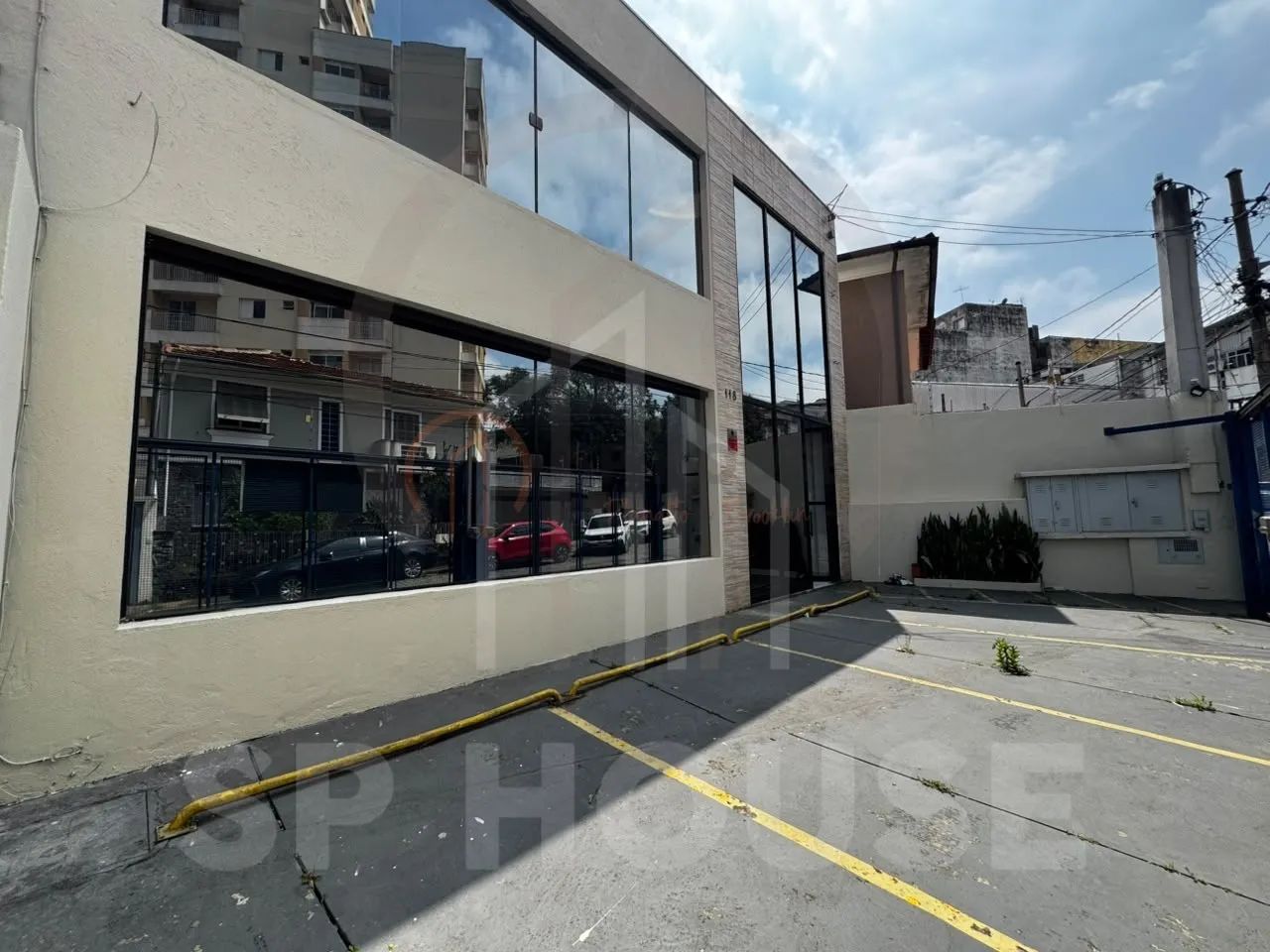 Prédio comercial para venda e locação, 5 salas, 4 vagas de garagem, 175m²