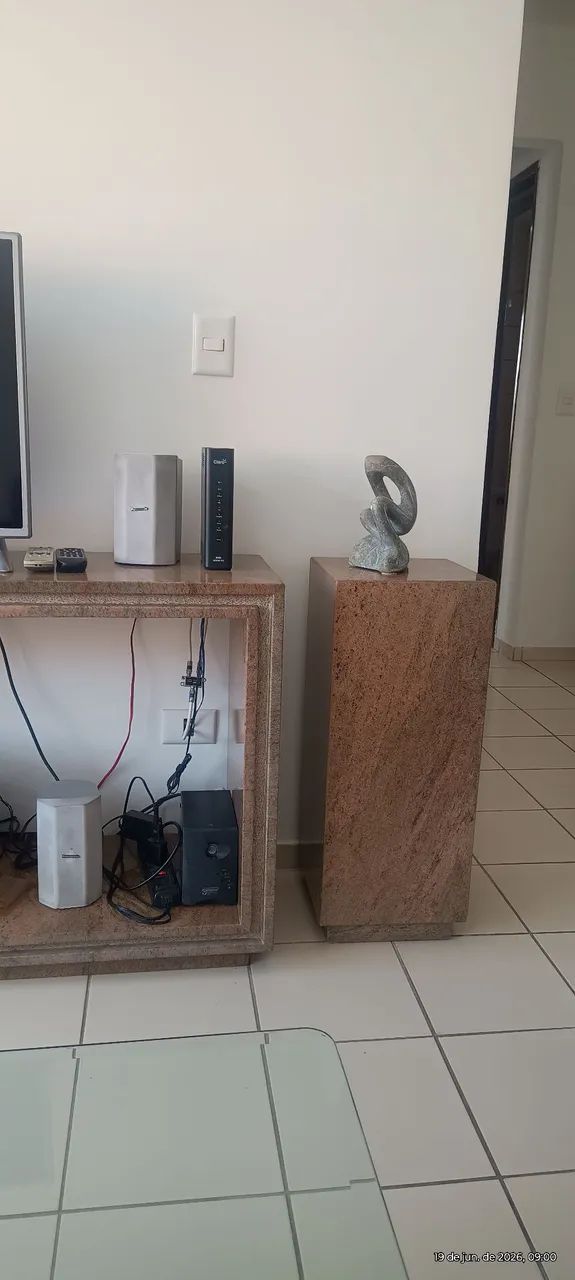 Sala de estar com aparador mais dois pedestais em granito e mesa de centro  - Foto 3