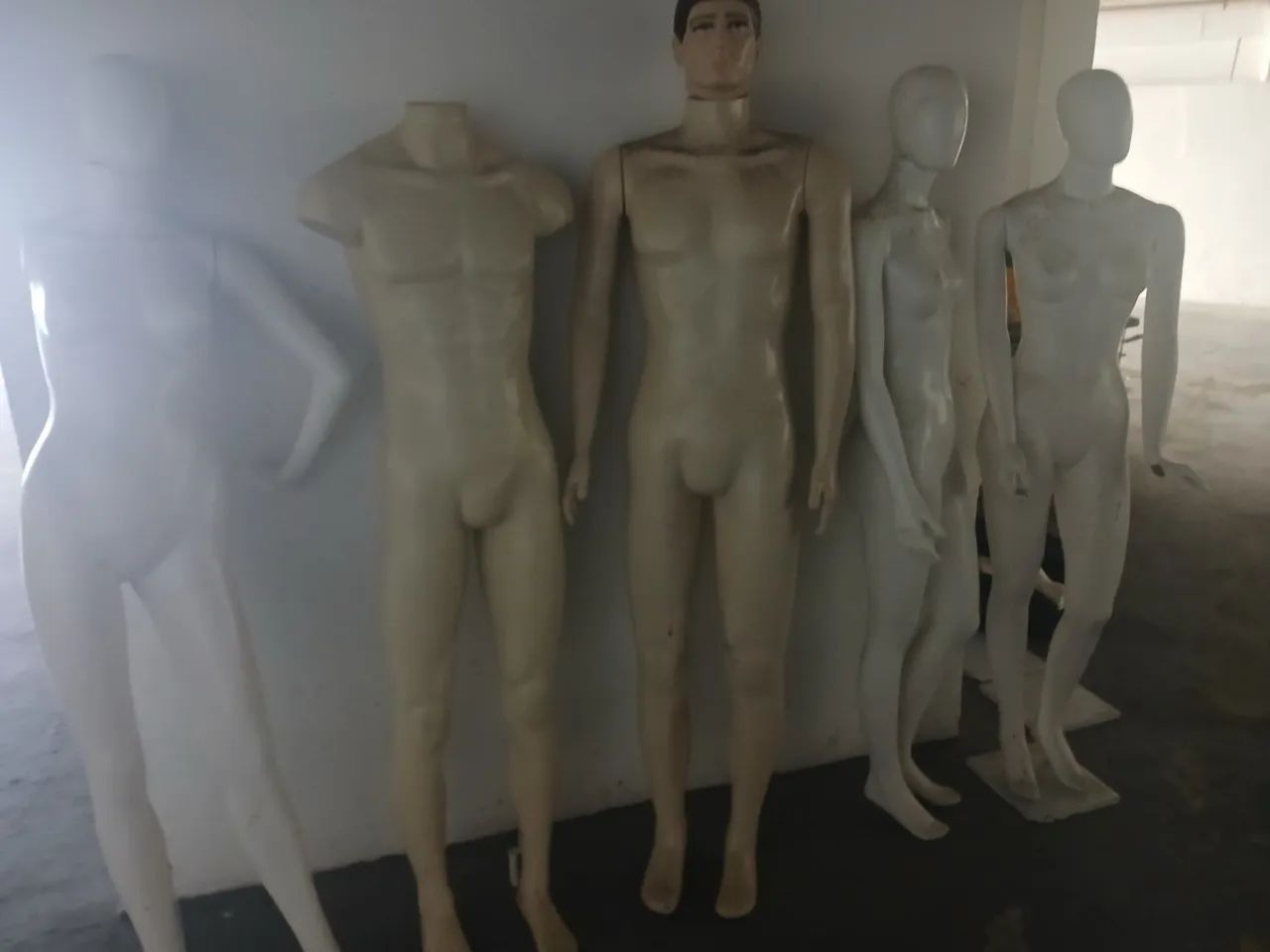 5 Manequins completos 2 masculinos e 3 femininos em branco e beje - Foto 2