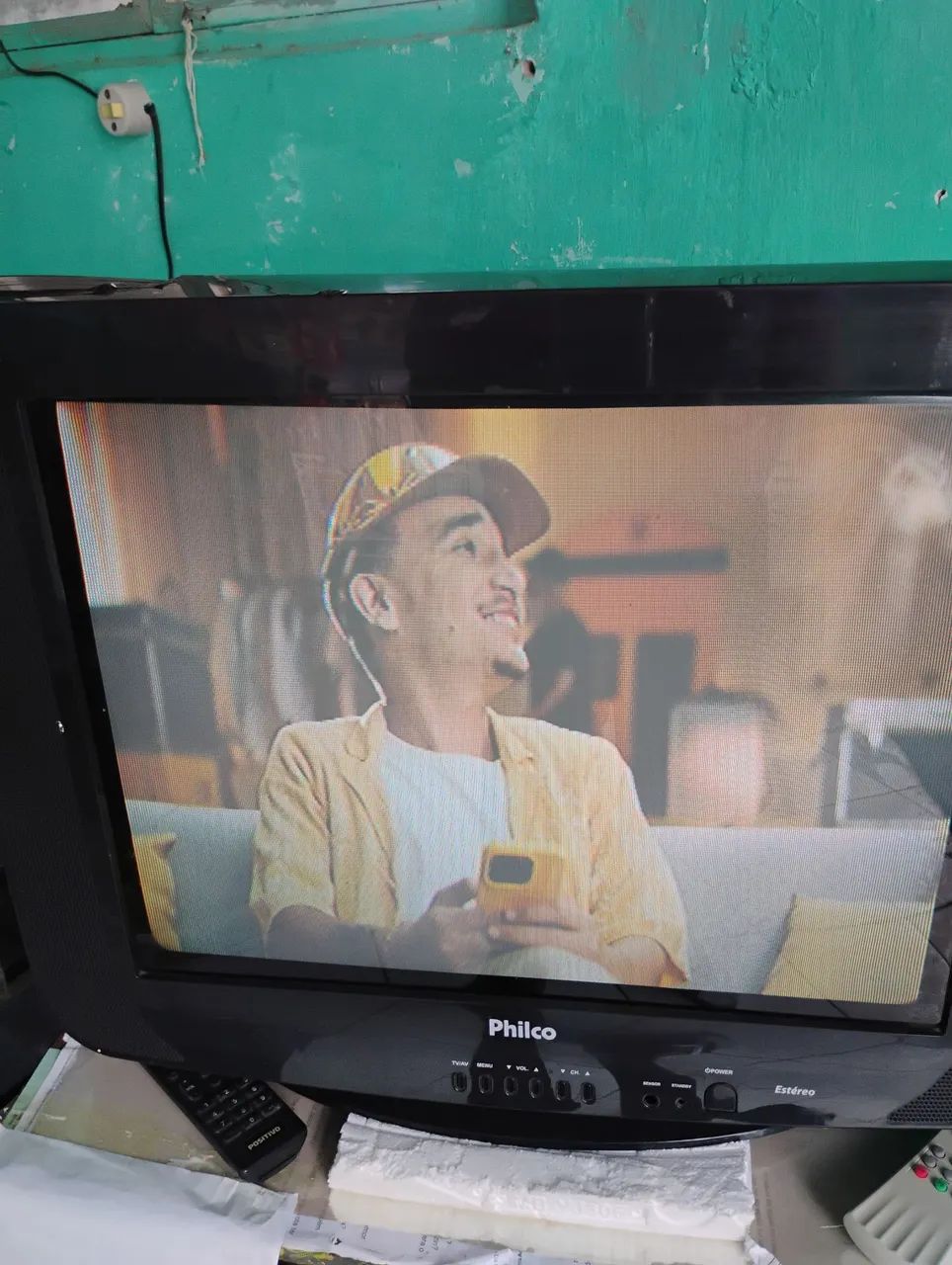 Televisão PHILCO 21 POLEGADAS DE TUBO FUNCIONANDO COM CONTROLE  - Foto 2