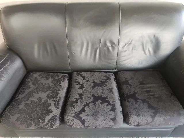 Conjunto de Sofás Pretos - 2 e 3 Lugares - Courino - Bom Estado - Foto 2