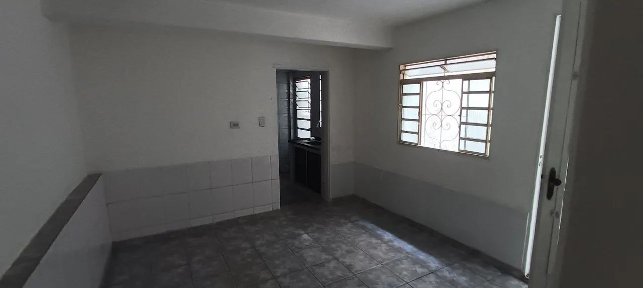 Casa com 2 quartos, sala, cozinha, banheiro e aérea de serviço 