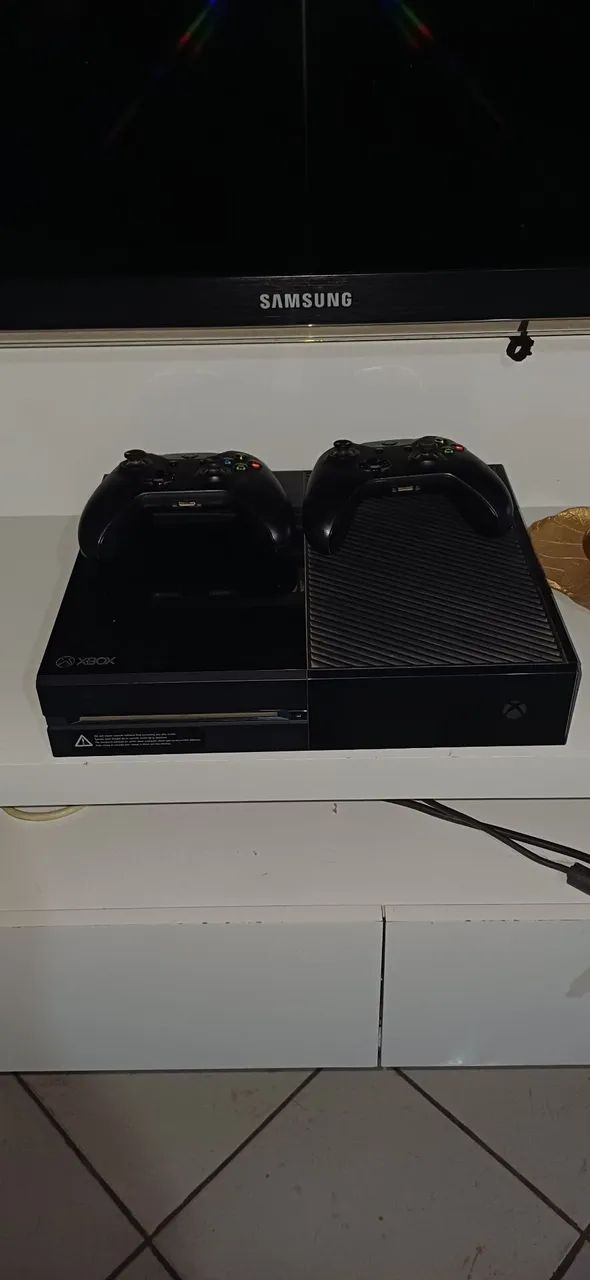 Vendo Xbox one com kinect e 3 CDs de jogos 