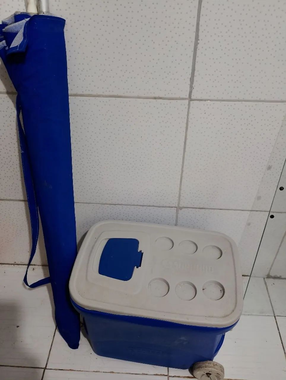 Vendo guarda sol no estado grande 2,40 cm e cooler 50 litros