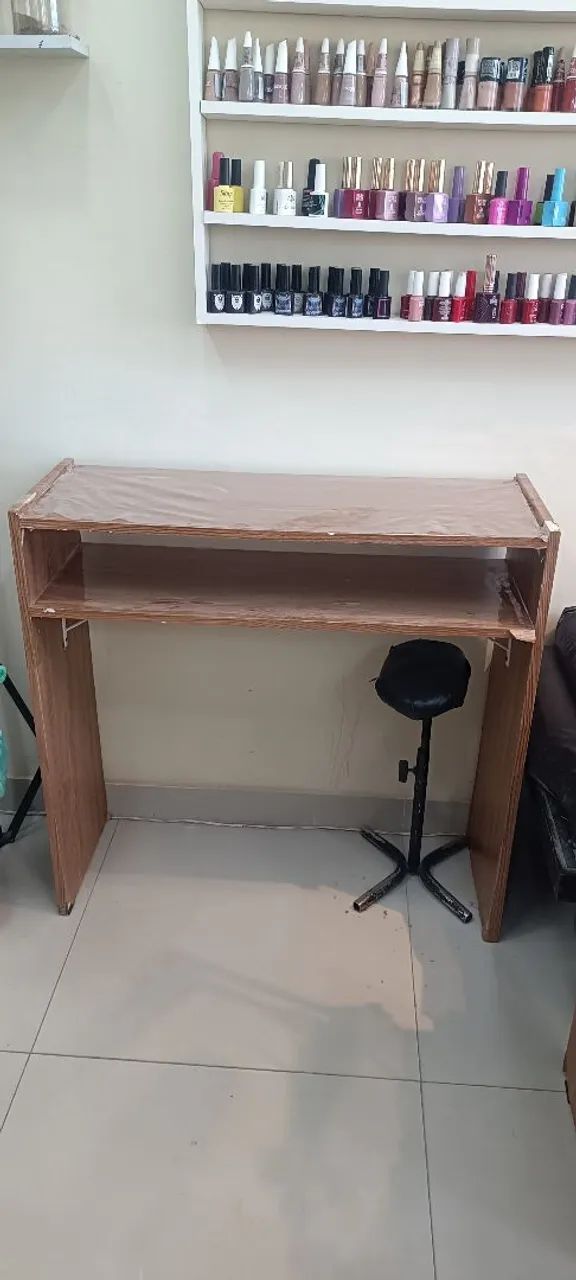 Vendo 2 mesas de manicure e 1 banco - Foto 4