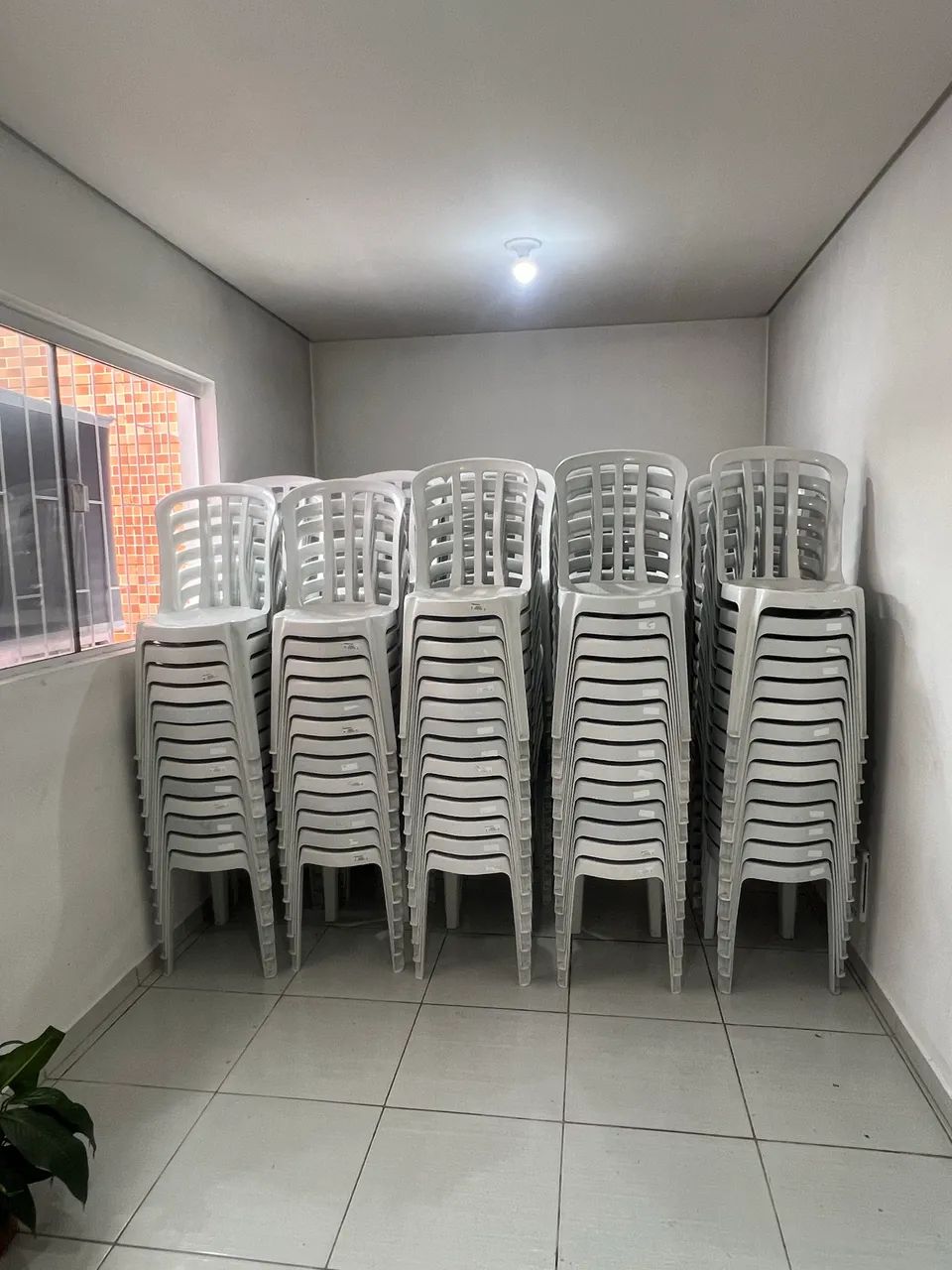Mesas e cadeiras está a venda 