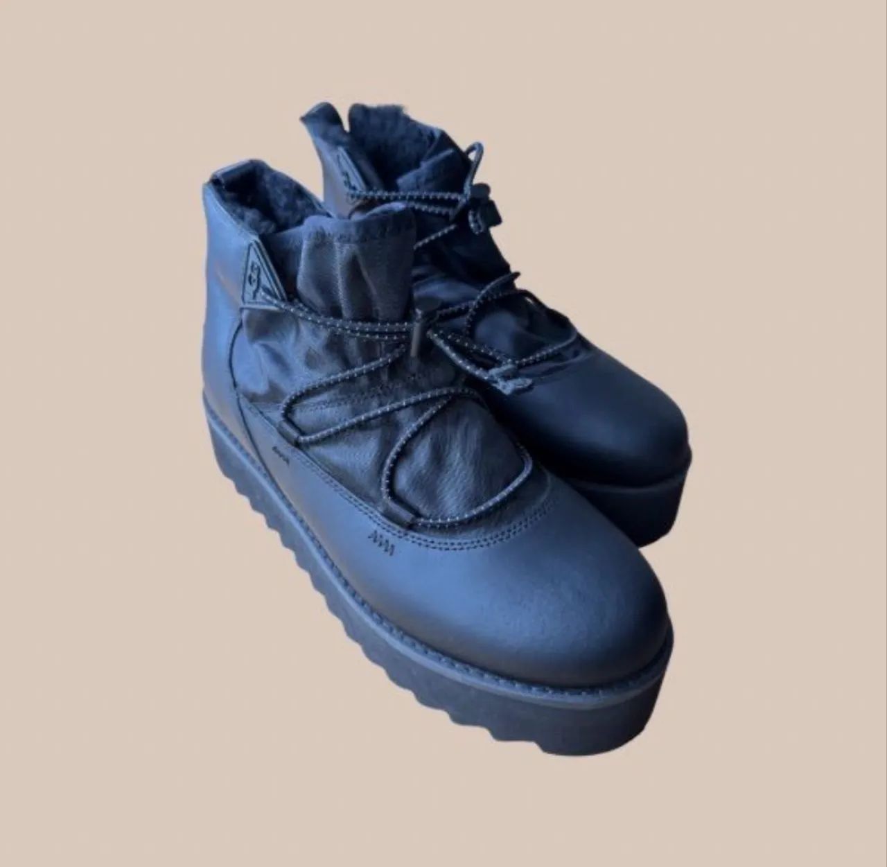 Bota Feminina - Marca: UGG - Importada USA - Nova - Foto 3