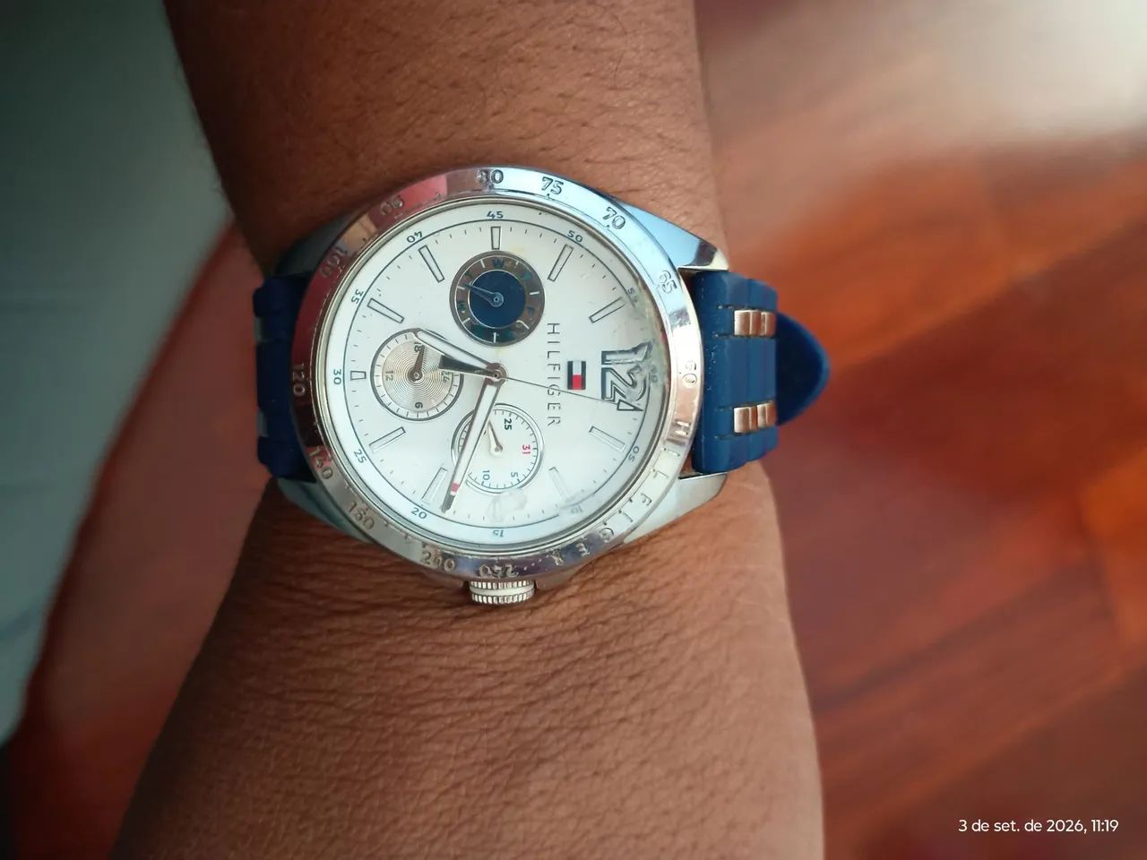Relógio feminino Hilfiger " usado" pulseira de borracha. Sem bateria. - Foto 5