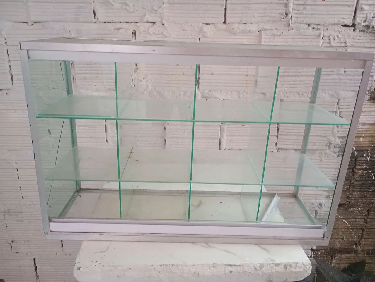 Vitrine de vidro com divisórias 